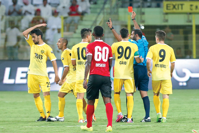 "لحظة طرد لاعب الوصل أحمد الشامسي من المباراة \t البيان"
