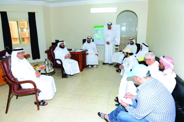 "طالب الشحي يتحدث الى الاعلاميين"