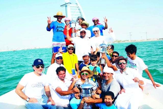 "أصحاب المراكز الأولى يرفعون شعار النصر بعد التتويج من المصدر"