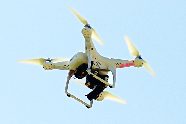 "الطائرة تحلق على ارتفاع يصل إلى 500 متر ولمدة 25 دقيقة    تصوير- عماد علاءالدين"