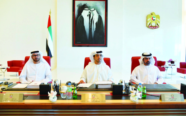 "منصور بن زايد خلال ترؤسه الاجتماع بحضور حمدان بن مبارك ومحمد القرقاوي \t\t\t\t وام"