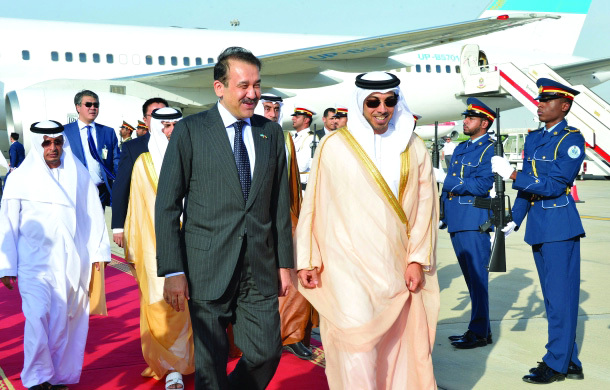 "منصور بن زايد لدى استقباله كريم ماسيموف وام"