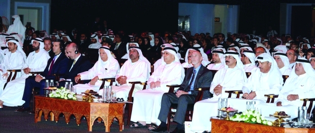 "أحمد بن سعيد خلال الافتتاح بحضور مطر الطاير وحسين لوتاه وجمعة الماجد وسلطان بن سليم \tالبيان"