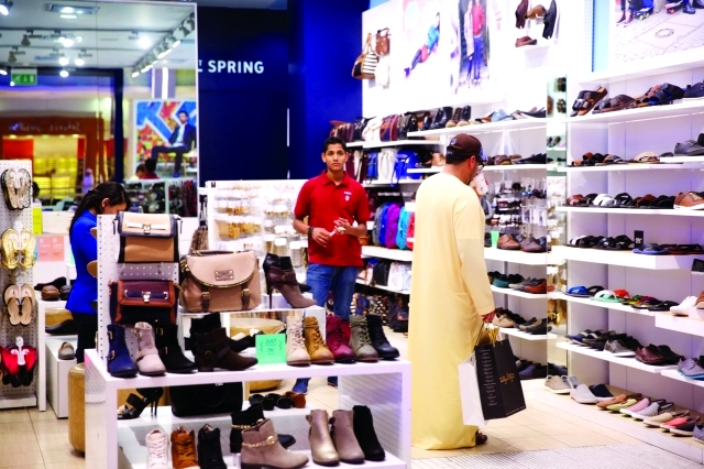 "الأسواق التجارية تستقطب الزوار الخليجيين\tالبيان"