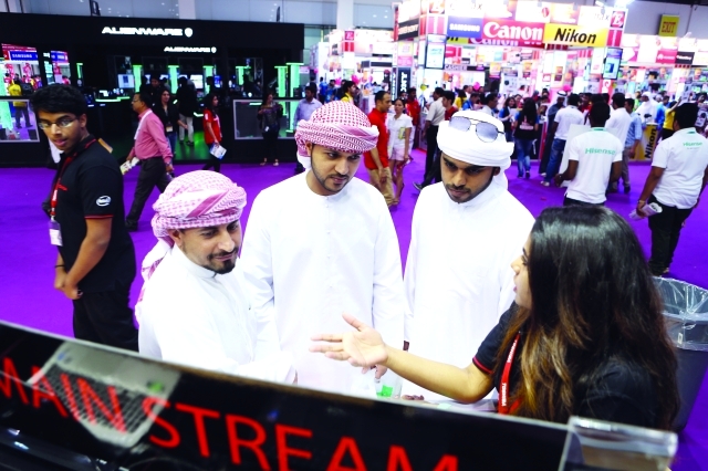 "عبد الله ومحمد من رأس الخيمة يتعرفان على أحدث التقنيات"