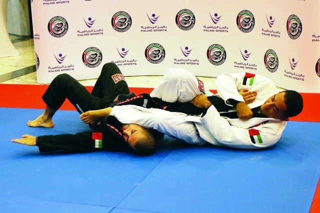 "نجوم المنتخب يستعرضون مهاراتهم على هامش توقيع الاتفاقية\t تصوير ــــ مجدي إسكندر"