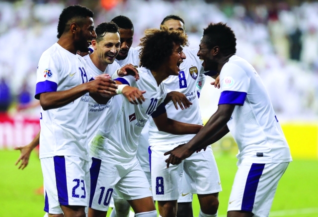 "عمر عبد الرحمن يحتفل مع زملائهالبيان"