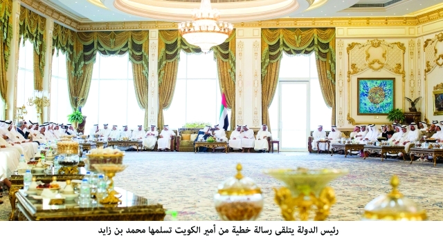 "محمد بن زايد مستقبلا ناصر الصباح بحضور حمدان وسعيد ونهيان وسيف ومنصور وحامد وذياب وخالد بن زايد ونهيان وحمدان بن مبارك وام"