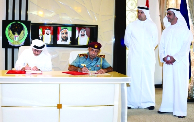 "سيف بن زايد خلال توقيع المذكرة مع مبادلة بحضور خلدون المبارك"