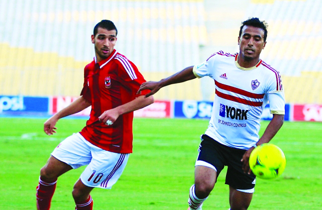 "محمد عبد الشافي مدافع الزمالك وصراع على الكرة مع أحمد شكري\t البيان"
