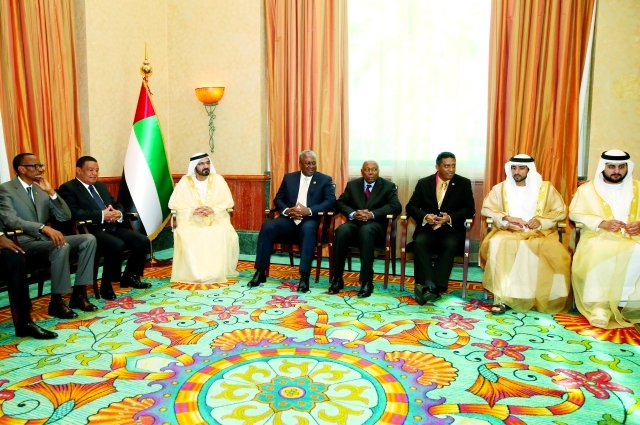 "محمد بن راشد مستقبلا الرؤساء الأفارقة على هامش المنتدى بحضور حمدان بن محمد ومكتوم بن محمد"
