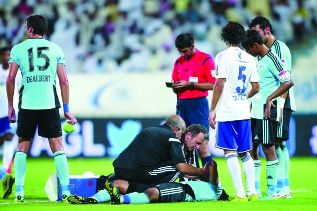 "محمد جابر لاعب بني ياس يتلقى العلاج بعد ضربة توريه النصر البيان"