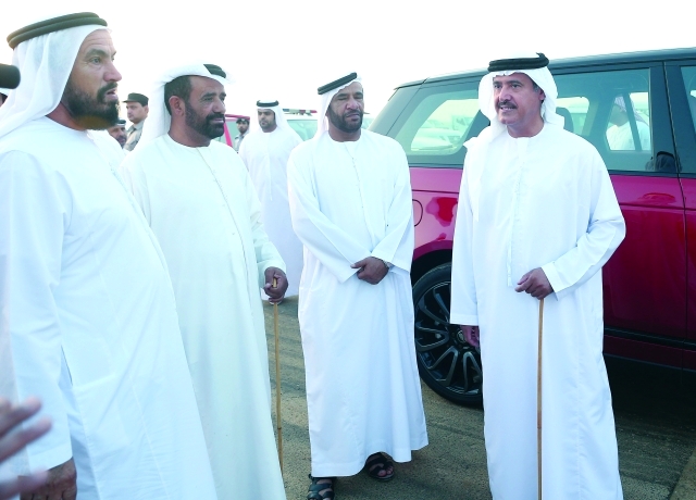 "سلطان بن حمدان خلال حضوره السباق"