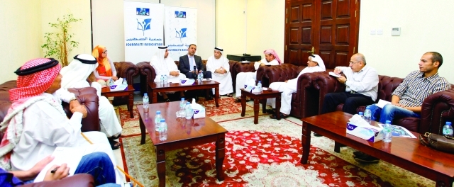 "ثريا السنوسي وعبدالله شاهين وصالح كرامة وعدد من الإعلاميين والمهتمين خلال الندوة البيان"