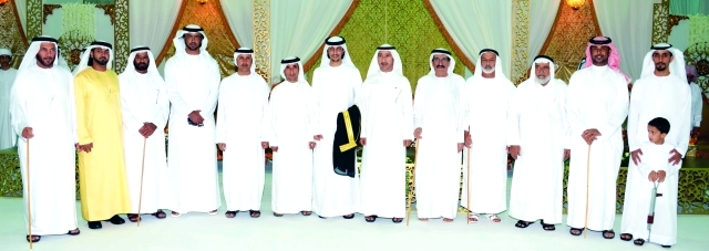 "بطي وسعيد بن مكتوم بن جمعة آل مكتوم والنابودة والعريس ووالده وعدد من الحضور"