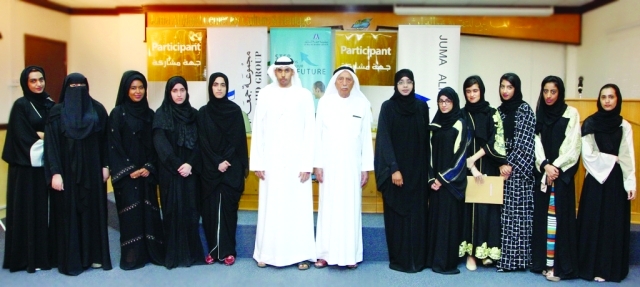"جمعة الماجد مع عدد من الخريجات"
