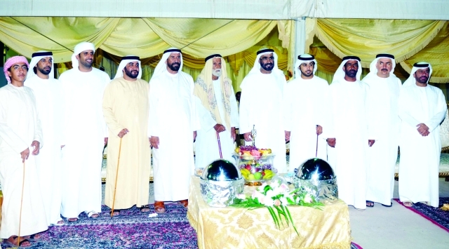 "معضد بن هويدن الكتبي وعبد الله بن مهير الكتبي وبطي بن مرخان الكتبي والعريس سعيد وعدد من الحضور"