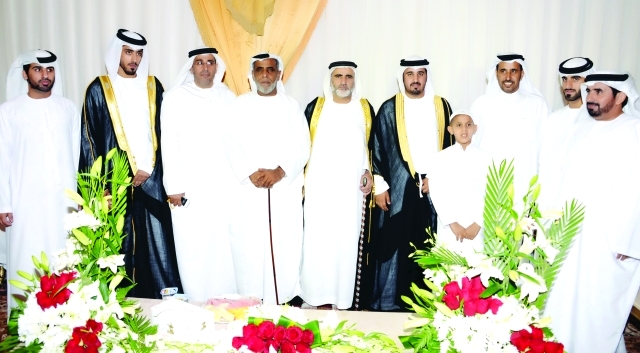 "العريسان ووالدهما ومحمد مشيط المري وعدد من الأهل"