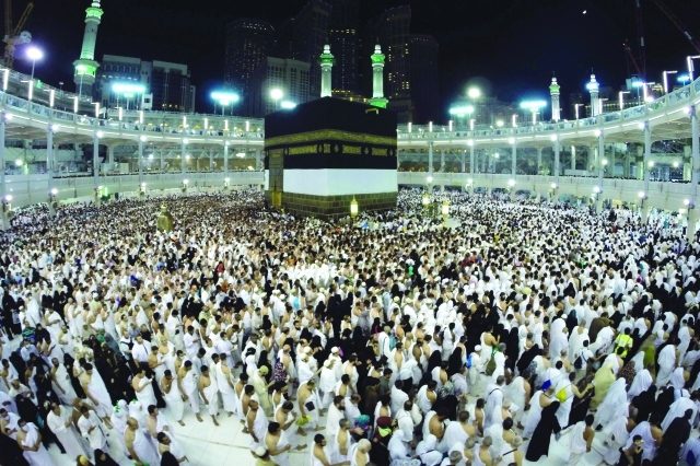 "الحجاج يؤّدون صلاة العشاء في المسجد الحرام \t \t رويترز"