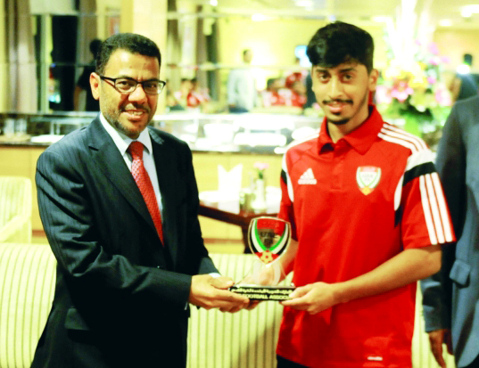 "خلفان مبارك يقدم درع اتحاد الكرة للسفير عبدالله المزروعي البيان"
