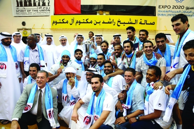 "أحمد ناصر يسلم الكأس والميداليات الذهبية للاعبي نادي بني ياس تصوير - عمران خالد"