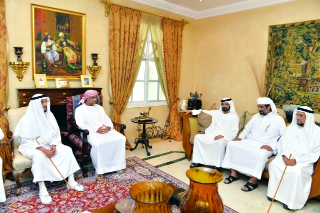 "محمد بن راشد لدى تقديمه العزاء في وفاة سهيل علي اليبهوني الظاهري تصوير: سيف محمد"