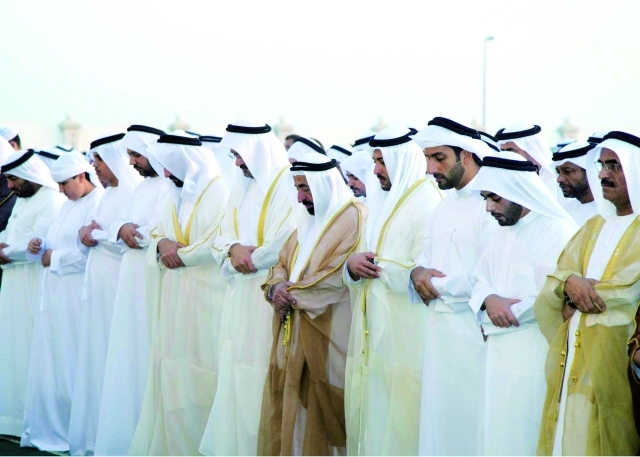 "حاكم الشارقة يؤدي صلاة العيد بحضور ولي عهده والشيوخ وكبار المسؤولين وام"