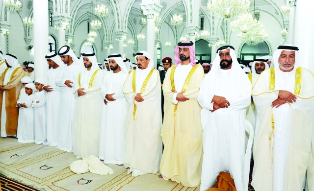 "حميد النعيمي يؤدي الصلاة وبجانبه عمار وأحمد وعبدالعزيز بن حميد وماجد بن سعيد وام"