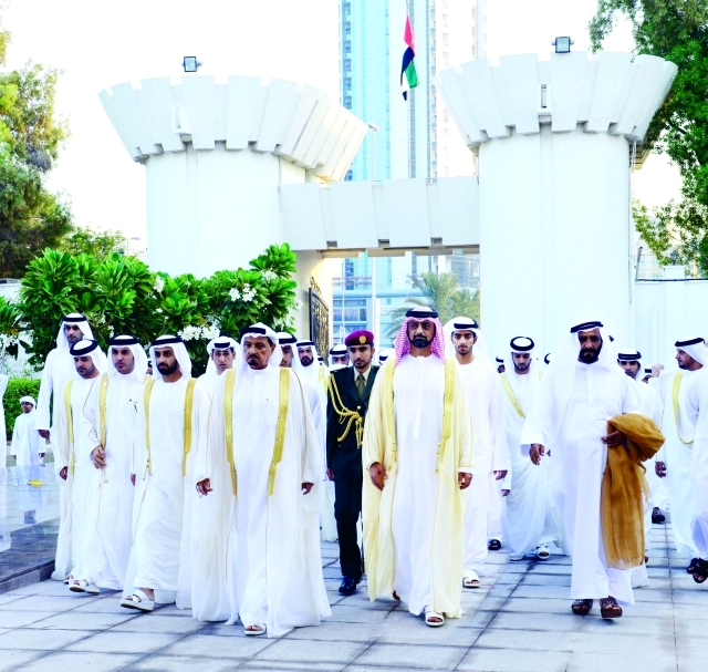 "حميد النعيمي وعمار بن حميد والشيوخ بعد أداء الصلاة"
