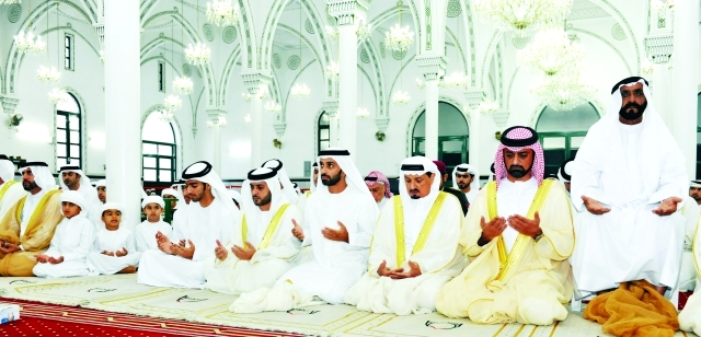 "حكام عجمان وولي عهده والمصلون يبتهلون لله أن يحفظ البلاد والعباد"