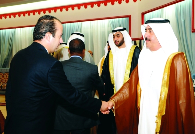 "حاكم أم القيوين بحضور ولي عهده يتلقى تهاني القناصل المعتمدين"