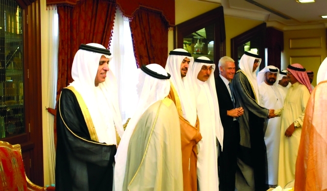 "ويتلقى تهاني جموع المواطنين"
