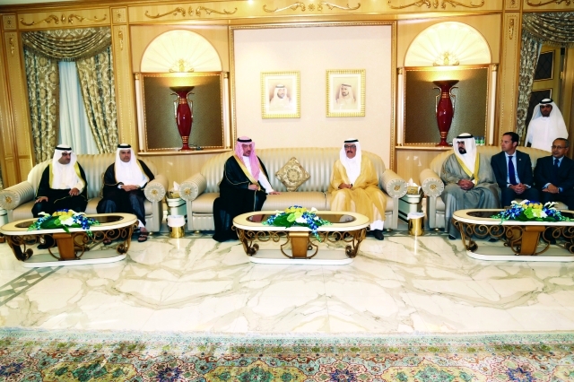 "حمدان بن راشد خلال استقباله أعضاء السلك القنصلي في دبي \t تصوير: موهان"