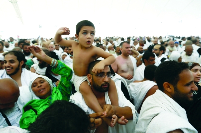 "طفل صغير يرمي جمرة العقبة \t\t\t\t\t\t\t\t رويترز"