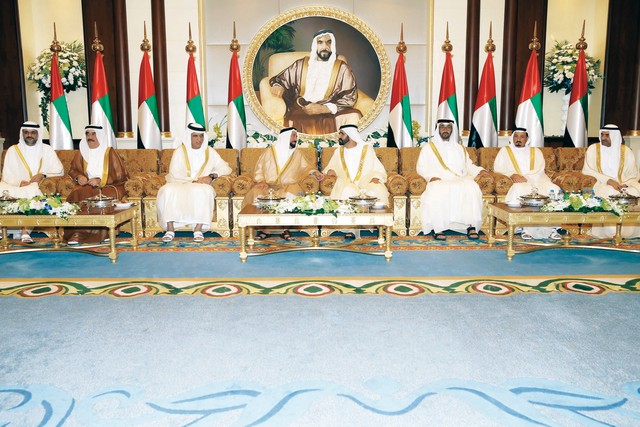 "محمد بن راشد ومحمد بن زايد لدى استقبالهما سلطان القاسمي وحميد النعيمي وحمد الشرقي وسعود المعلا وسعود بن صقر وسلطان بن محمد بن سلطان\tتصوير ــ خليفة اليوسف،  وام"