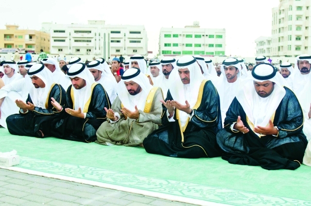 ".. وسموه خلال أداء صلاة العيد وإلى جانبه محمد بن حمد"