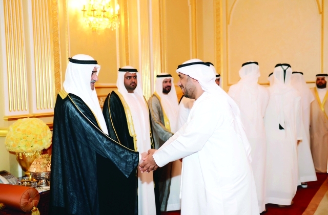 ".. وسموه يصافح المواطنين"