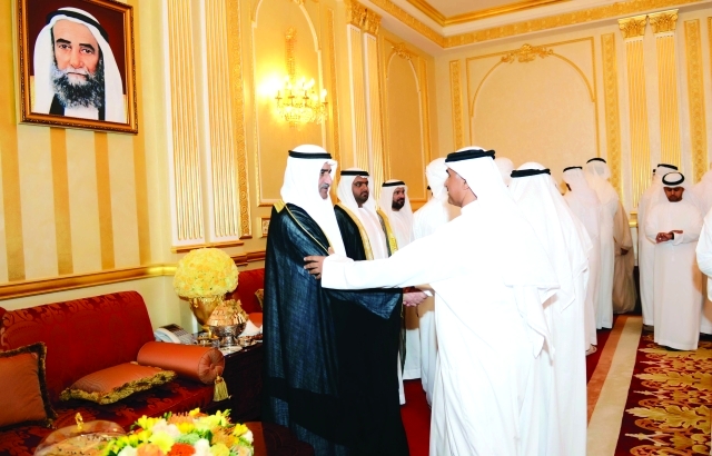 "حمد الشرقي بحضور محمد بن حمد خلال استقبال المهنئين وام"