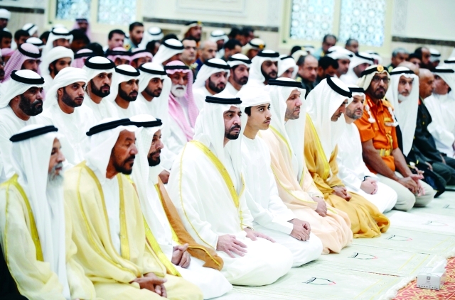 "2وسموه يستمع إلى خطبة العيد"