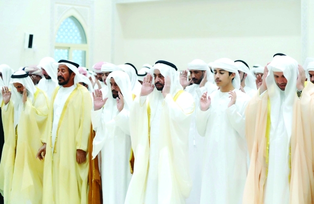 "حمدان بن زايد والشيوخ والأعيان يؤدون صلاة العيد \t وام"