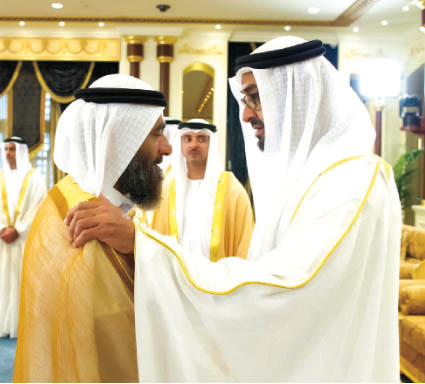"وسموه يتقبل التهاني من مواطن بحضور هزاع وسيف بن"