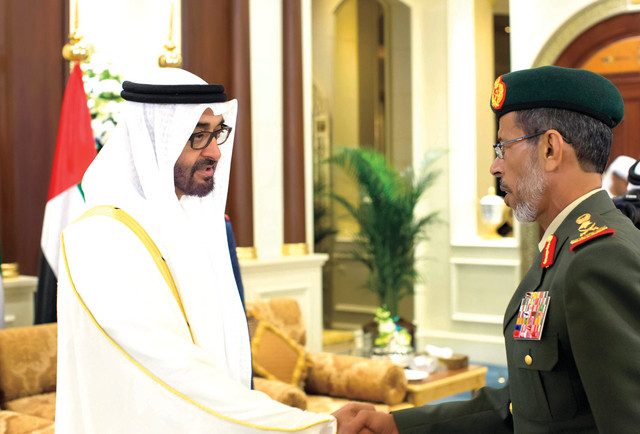 "محمد بن زايد مصافحاً حمد ثاني الرميثي \t\t\t\t\t\t\t\t\t\t\t وام"