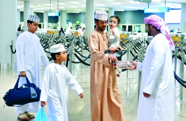 "استقبال القادمين بالقهوة والتمور من المصدر"