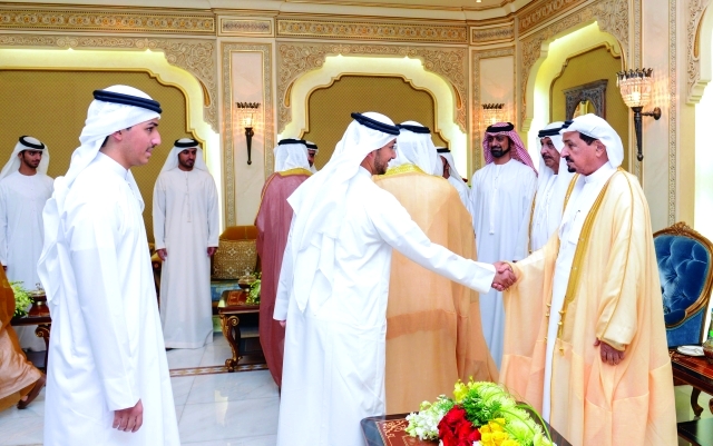 ".. وسموه يصافح المهنئين بحضور عمار النعيمي"