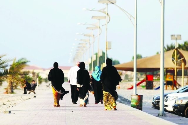 "عائلات تتنزه على الممشى"