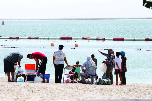 "عائلات تمضي العطلة على شاطئ البطين \tالبيان"
