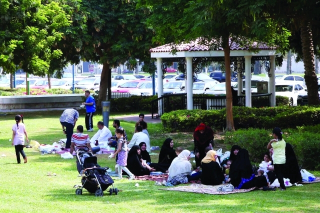 "خروج العائلات للاستمتاع بالحدائق"