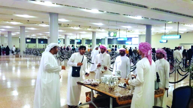 "استقبال زوار دبي بالقهوة والتمور البيان"