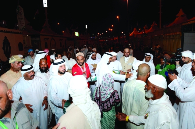 "توزيع الوجبات على الحجاج. وام"
