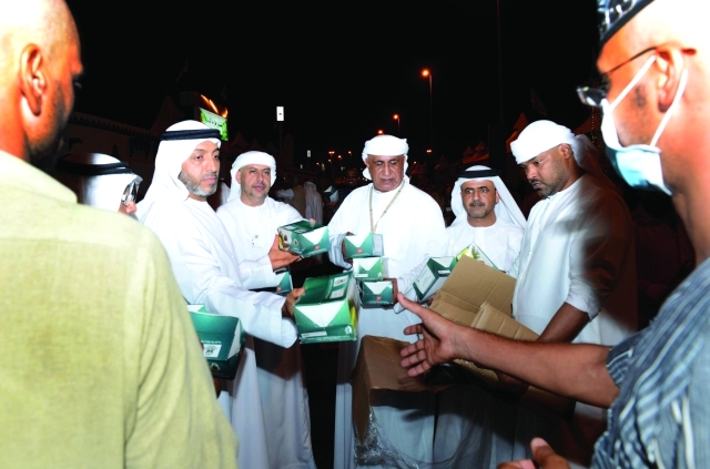 "خلال توزيع الوجبات على ضيوف الرحمن وام"